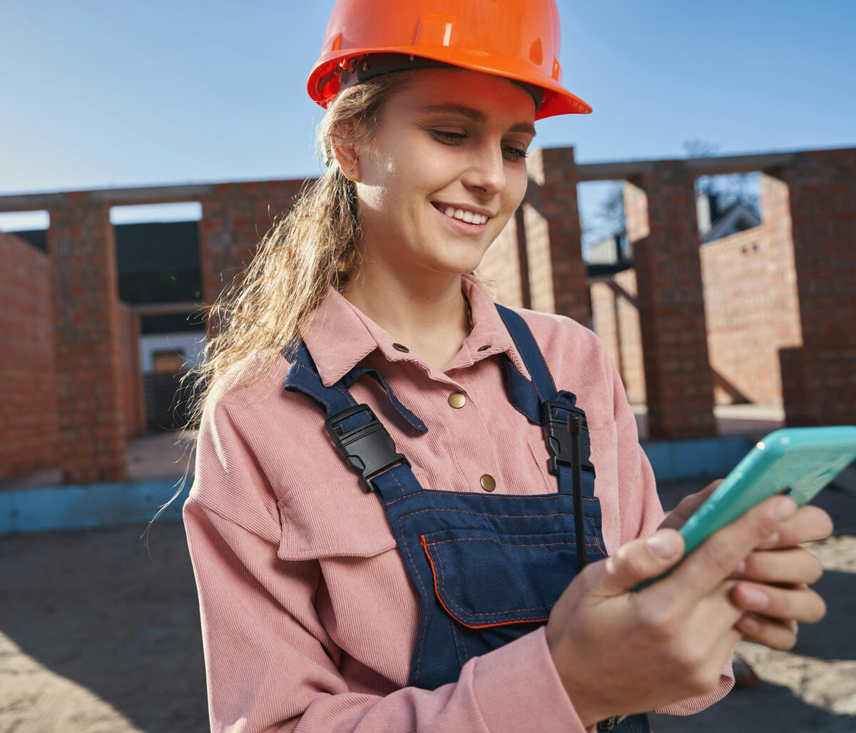 Contractor receiving an instant lead notification on a job site